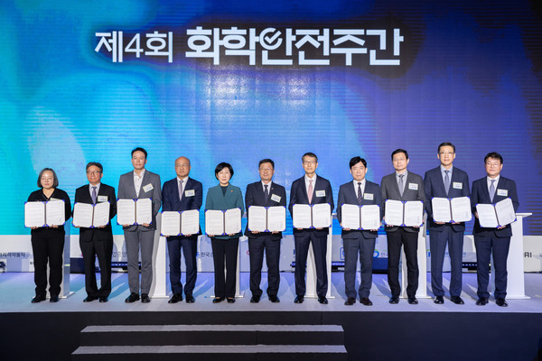 한화진 환경부장관(왼쪽 다섯 번째)이 27일 오전 서울 드래곤시티 호텔에서 열린 제4회 화학안전주간 개막식에 참석하여 윤수현 한국소비자원장, 최흥진 한국환경산업기술원장, 강남훈 자동차모빌리티협회장 및 6개 기업 임원들과 함께 안전한 생활화학제품 확산을 위해 화학제품 안전 사회로의 도약을 약속하는 대국민 선언문에 서명을 하고 기념촬영을 하고 있다. /사진제공=환경부