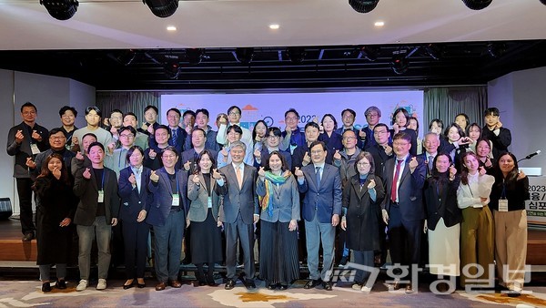 ‘2023 녹색금융/ESG 국제 심포지엄’에 참석한 주요 관계자들이 기념 촬영을 하고 있다. /사진=김인성 기자