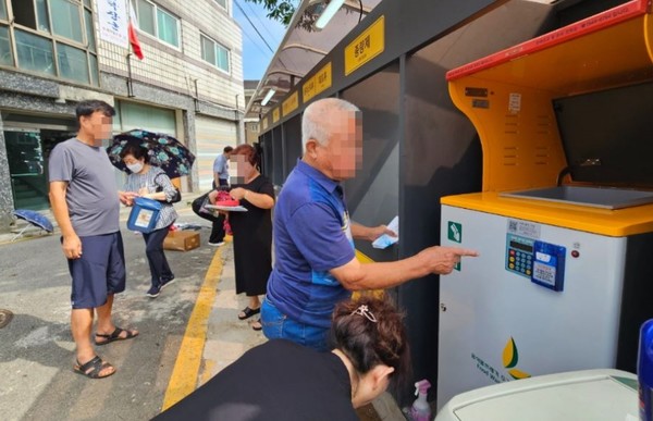 지동 주민들 에코스테이션과 음식물 폐기물 RFID 기기 이용 /사진제공=수원시