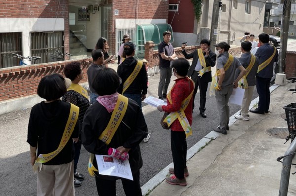 파장동 주민자치회가 골목에 미니소방서 설치 현장조사 /사진제공=수원시