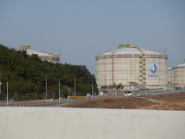 삼척 LNG 기지. 산불로부터 안전하다고 볼 수 없는 지형에 위치해 있다. /사진=김인성 기자