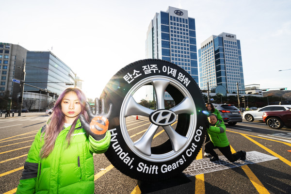 11월29일 오전 그린피스 활동가들이 현대자동차그룹 양재 본사 앞에 지름 2.5미터 크기의 거대한 타이어를 설치하고, 자동차 제조사들에 강력한 기후 대응 리더십을 촉구하는 퍼포먼스를 펼쳤다. /사진제공=그린피스