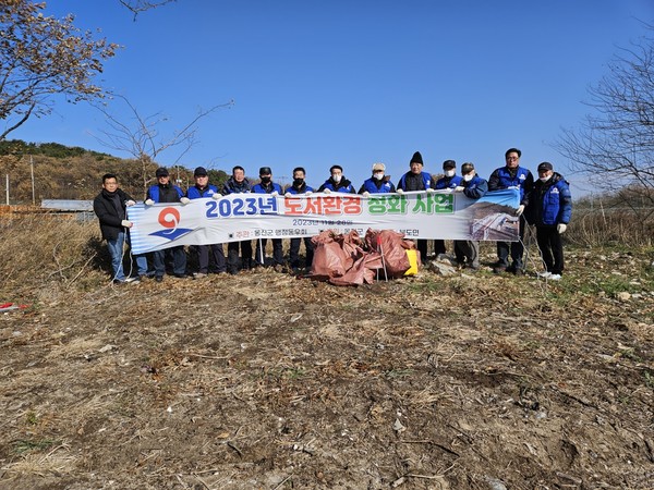 옹진군 북도면과 지방행정동우회가 환경정화활동을 진행하고 기념촬영 /사진제공=옹진군