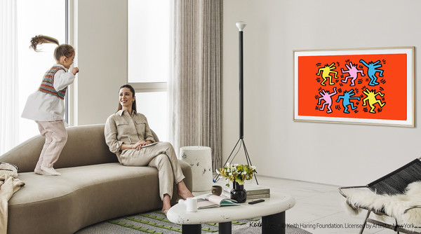 삼성전자 모델이 라이프스타일 TV '더 프레임'을 통해 20세기 아티스트 '키스 해링'의 작품을 감상하고 있다./사진제공=삼성전자
