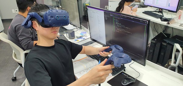 한국폴리텍대학 광명융합기술교육원 증강현실시스템과 이주호씨가 천문관측 가상현실(VR) 앱(app)을 제작하고 있다. /사진제공=고용노동부