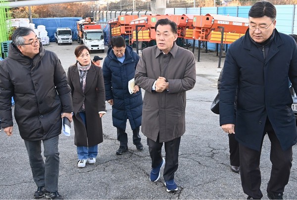 이재준 시장 제설창고 점검 /사진제공=수원시