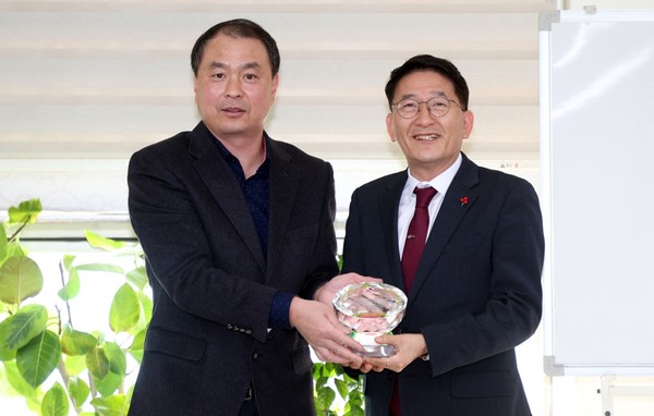 조원시장상인회 감사패 전달 /사진제공=수원시의회