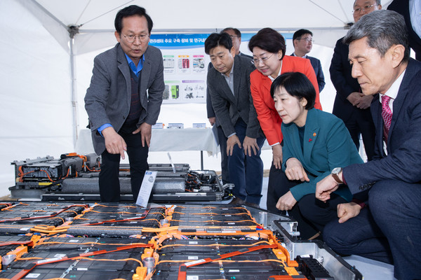 한화진 환경부장관이  경북 포항에서 '전기차 배터리 자원순환 클러스터 착공식'에 참석해 이강덕 포항시장, 이달희 경상북도 경제부지사와 함께 이차전지종합관리센터 전시부스를 관람하며 전기차 배터리 구조와 재활용 방법 등을 설명듣고 있다. /사진제공=환경부