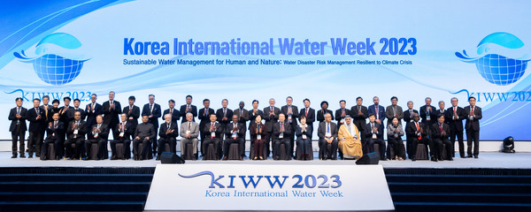 한화진 환경부장관이 6일 오전 대구 엑스코에서 열린 '대한민국 국제물주간 2023(KIWW 2023)' 개회식에 참석하여 자카라이아 뭉기 내루 케냐 물위생관개부 장관, 파트릭 커 미국수도협회 회장, 이멧 사치 세계물위원회 이사, 윤석대 한국수자원공사 사장 등 참석자들과 함께 기념촬영을 하고 있다. /사진=환경부