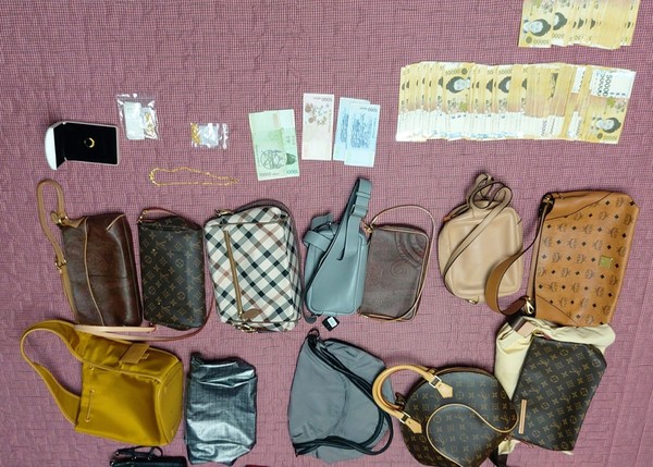 상습체납자 가택에서 발견한 명품백과 현금 귀금속 /사진제공=용인시