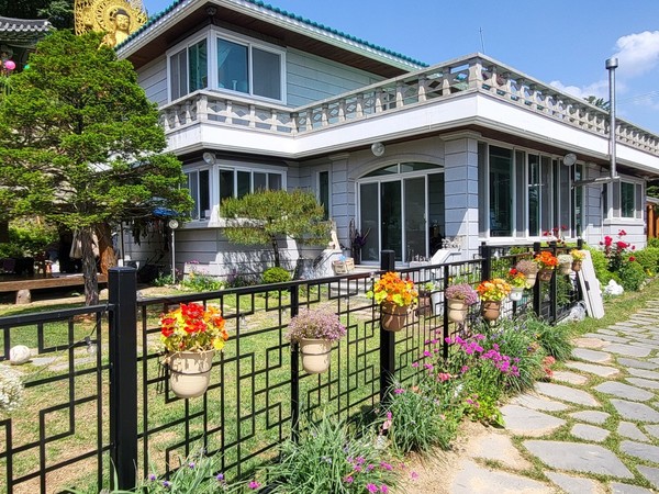 개인 주택 마당을 공유하며 손바닥정원을 조성한 ‘행궁언덕마을 누구나 정원’ /사진제공=수원시