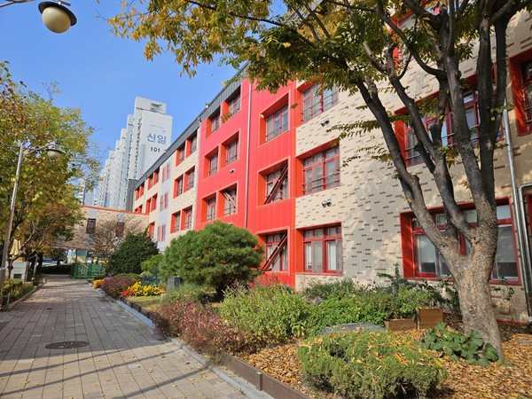 율전초교 건물 앞 화단을 활용해 조성한 텃밭정원 /사진제공=수원시