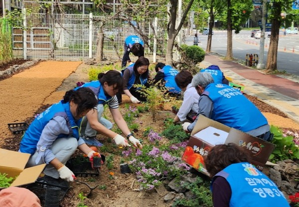 영통3동 주민들이 동 경계에 버려져 있던 황무지를 손바닥정원으로 조성하고 있다. /사진제공=수원시