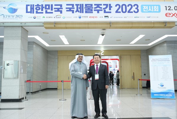 한국수자원공사 윤석대 사장(오른쪽)과 사우디아라비아 환경수자원농업부 알샤이바니 압둘라지즈 무하렙 차관(Al-Shibani, Abdulaziz Muhareb,)이 지난 12월 6일 대구에서 개최된 대한민국 국제물주간에 참여하여 기념사진을 촬영하고 있다. /사진제공=한국수자원공사