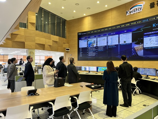 12월8일 사우디아라비아 환경수자원농업부 알샤이바니 압둘라지즈 무하렙 차관(Al-Shibani, Abdulaziz Muhareb)이 대전시 한국수자원공사 본사 물관리종합상황실을 방문하여 설명을 청취하고 있다. /사진제공=한국수자원공사
