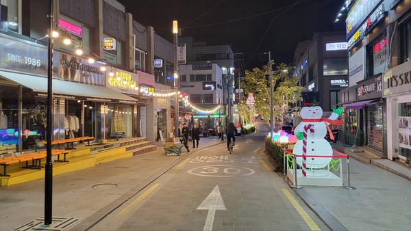 조명과 조형물로 장식한 압구정로데오 거리 /사진제공=강남구