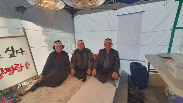 범시민연합 임부기 공동대표(오른쪽)가 상주시선관위 앞에서 철야 단식농성을 하고 있다. /사진=김영동 기자