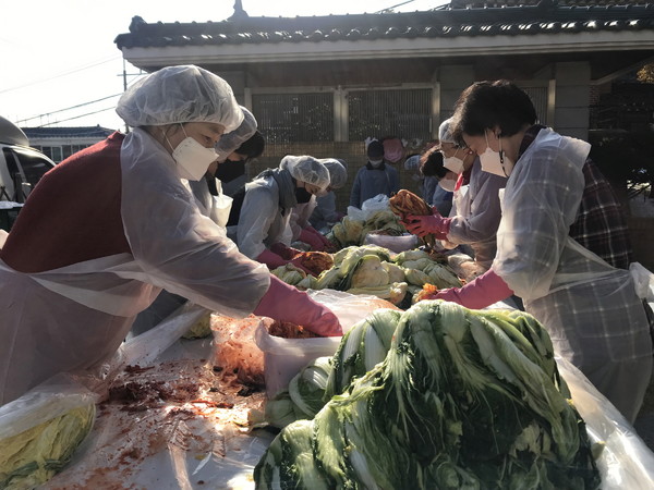수원시자원봉사센터 자원봉사자들 김장봉사 /사진제공=수원시
