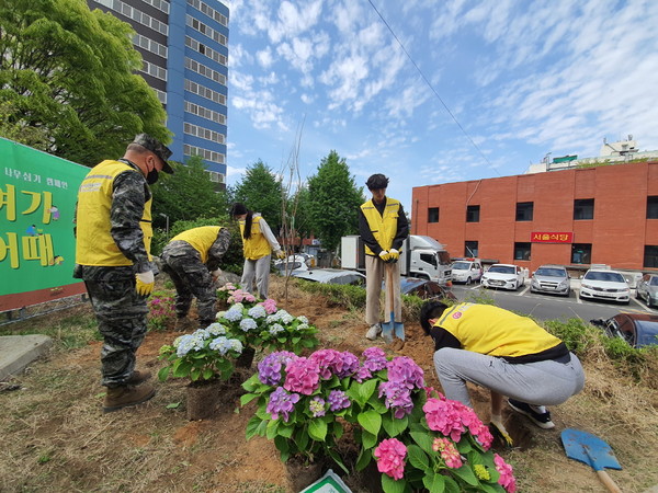 탄소중립 나무심기 캠페인 ‘여기어때’에 참여 /사진제공=수원시