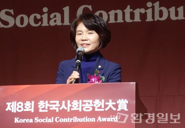 13일 개최된 ‘2023년 제8회 한국사회공헌대상 시상식’에서 한정애 의원이 축사를 하고 있다. /사진=김인성 기자