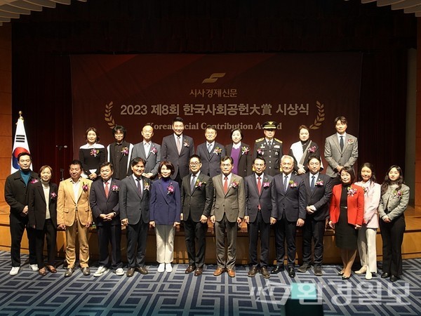 해당 시상식에 참석한 주요 관계자들이 기념촬영을 하고 있다. /사진=김인성 기자