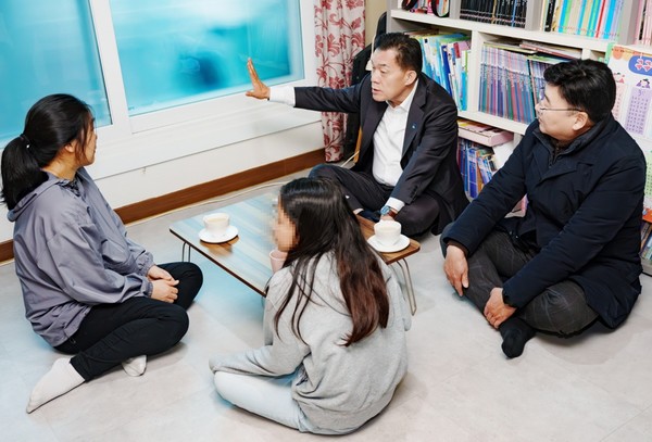 이재준 시장이 창호를 교체한 저층주거지 집수리 지원사업 대상자와 대화 /사진제공=수원시