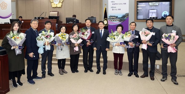 김기정 의장, 지역사회봉사자 모범시민 감사패 시상 /사진제공=수원시의회