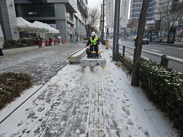중랑구에서 진행 중인 제설작업 /사진제공=중랑구