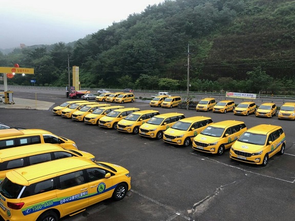 2023년 12월 31일 종료 예정인 택시운송업에 대한 특별고용지원업종 지정기간과 거제시에 대한 고용위기지역 지정기간을 내년 6월30일까지 6개월 연장하기로 심의·의결했다.