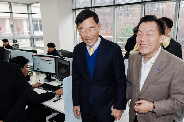 지난 7월 수원시와 투자유치 협약을 맺은 우주일렉트로닉스 광교사무소 개소 /사진제공=수원시