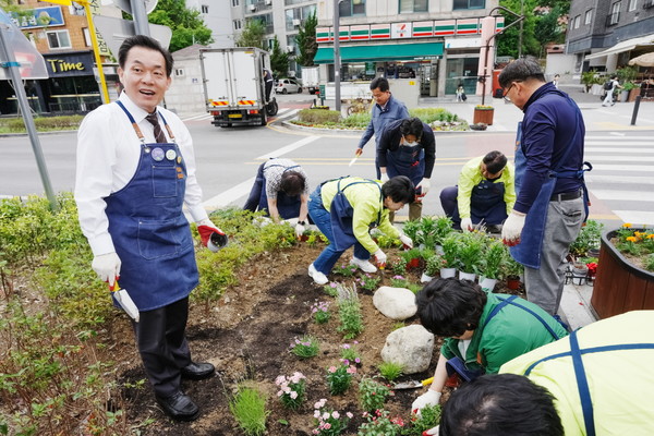 손바닥정원 조성에 참여하고 있는 이재준 시장 /사진제공=수원시