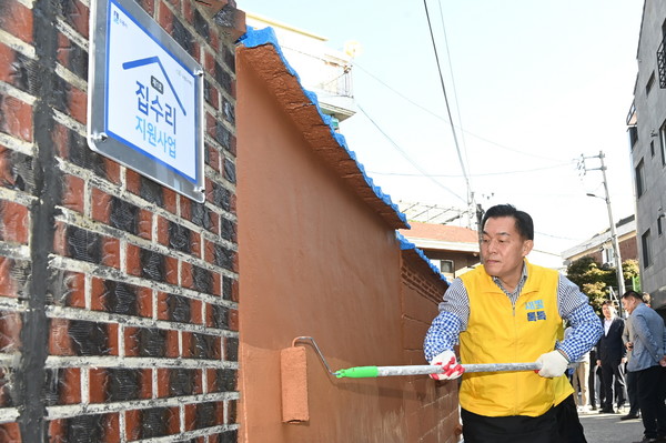 이재준 시장이 저층 주거지 집수리 사업 1호 대상지 담장 보수 /사진제공=수원시