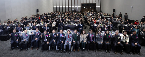 김기정 의장과 제13회 의정대상 시상식 /사진제공=수원시의회