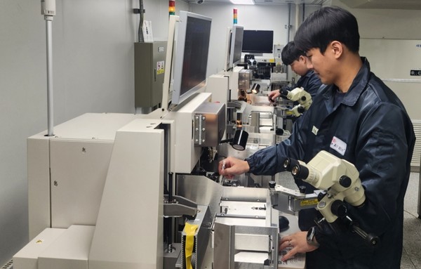 엠케이전자(주) 관계자 연구장비 활용 /사진제공=용인시