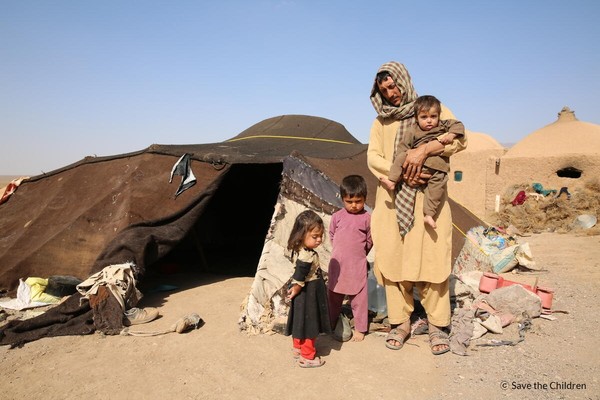 아프간 헤라트 지역에서 지진 피해를 입고 텐트에 거주하는 가족 /사진제공=세이브더칠드런