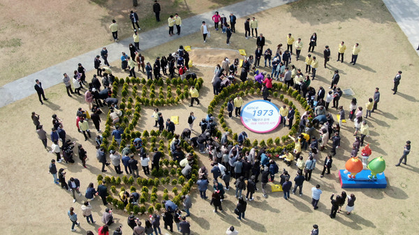 시청 잔디광장에 시 승격 50주년 기념식수 /사진제공=성남시