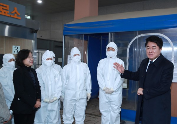 박준희 구청장이 관악구선별진료소에 방문에 직원과 의료진들을 격려하고있다./사진제공=관악구