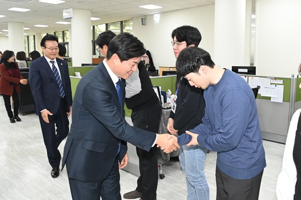 소사구청 개청식 후 직원들과 인사 나누는 조용익 부천시장 /사진제공=부천시