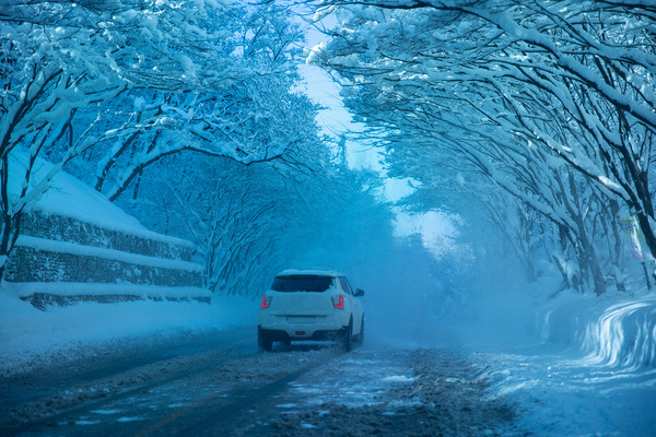 도로위험 기상정보 서비스는 ‘도로살얼음 발생 가능 정보’와‘도로 가시거리 위험정보’를 실시간으로 길안내기(내비게이션) 앱과 도로전광표지판(VMS)을 통해 운전자에게 제공하는 서비스이다.