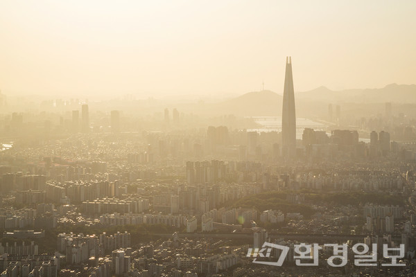 서울시 보건환경연구원은 1월5일(금) 13시 기준 올해 첫 번째 초미세먼지 주의보를 발령했다. 