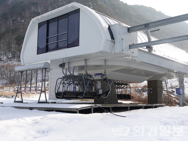 이용되지 않은 채 놓인 스키장 리프트 시설에 눈이 쌓여 있다. /사진=김인성 기자