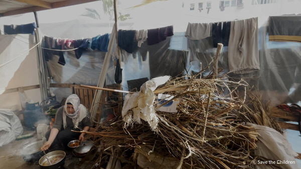 가자지구 남부의 칸유니스로 대피한 가정에서 나무 땔감을 태워 식사 준비를 하고 있다. /사진제공=세이브더칠드런
