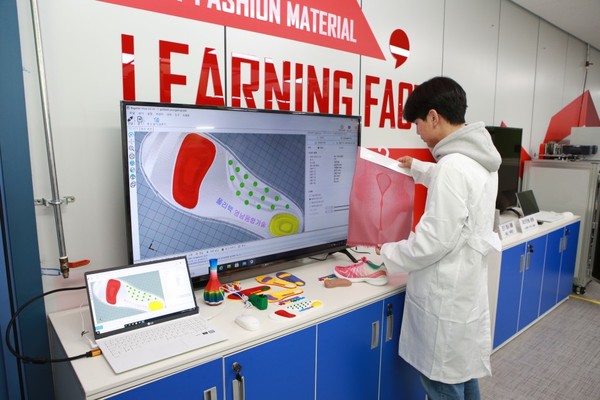 폴리텍대학 영남융합기술캠퍼스 스마트패션소재과 학생이 3D프린터를 활용해 자카드 제품 디자인 실습을 하고 있다.