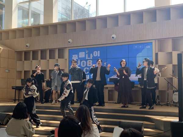 남동구 푸를나이 문화공연사업 청년예술인들이 공연을 진행하고있다./사진제공=남동구