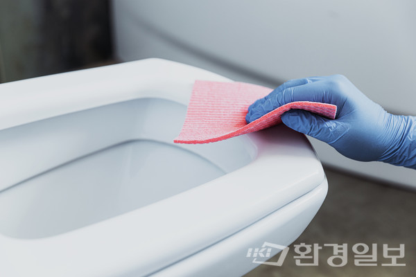 욕조/변기 청소용 세제는 베이킹 소다, 과산화수소, 액상 비누 2~3큰술로 만들 수 있다.