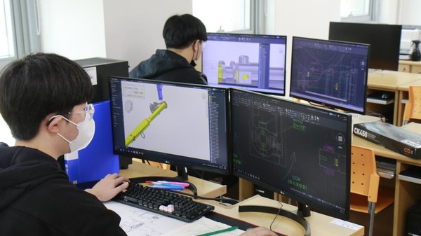 지난해 10월 한국폴리텍대학 창원캠퍼스에서 개최한 ‘제9회 전국 고교생 기계설계Modeling 대회’ 참가자들 /사진제공=고용노동부