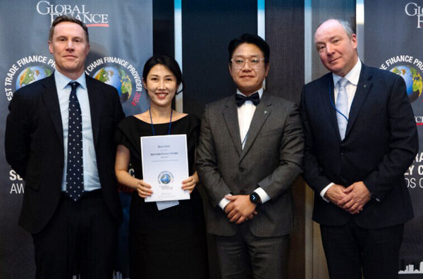 하나은행이 글로벌 금융ㆍ경제 전문지 '글로벌파이낸스'가 선정하는 ‘2024 대한민국 최우수 무역금융 은행상(Best Trade Finance Provider in Korea 2024)’을 수상했다. /사진제공=하나은행