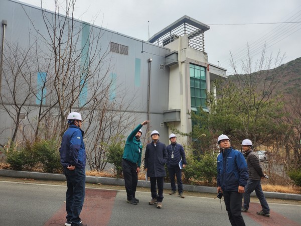 조현옥 부시장이 바이오가스화시설을 점검하고 있다.  /사진제공=양산시