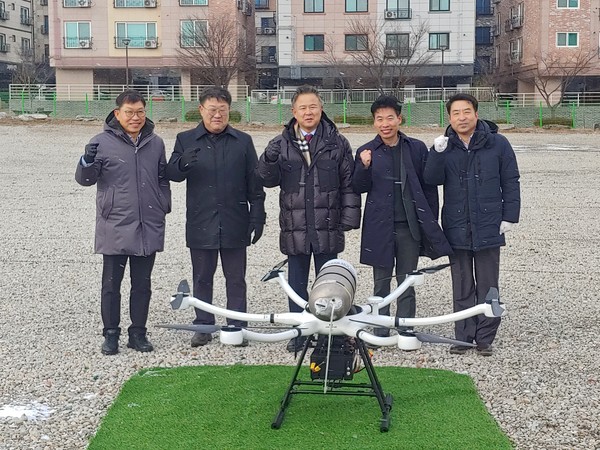 관계자들이 시범비행중인 드론을 바라보고 있다 /사진제공=평택대학교 