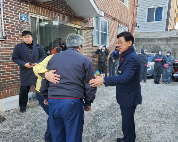 정종복 기장군수가 화재 피해현장을 방문, 피해 주민을 위로하고 있다 /사진제공=기장군